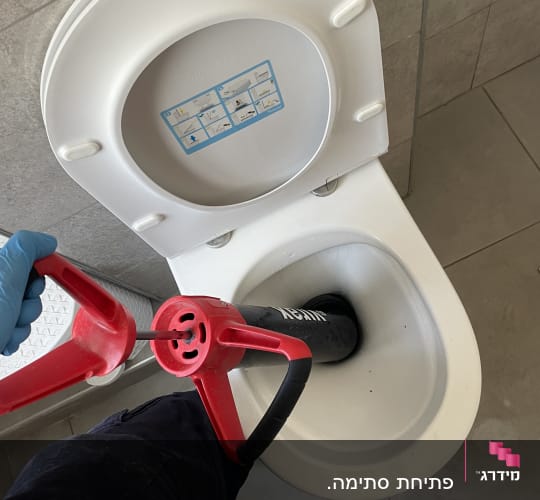 כלי עבודה לפתיחת סתימות בשירותים
